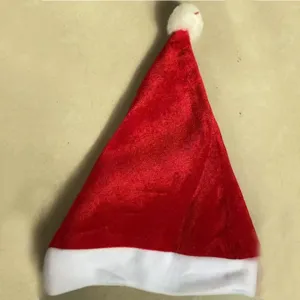 Bonnet de Noël en velours rouge pour adultes et enfants, accessoire de fête classique détail.