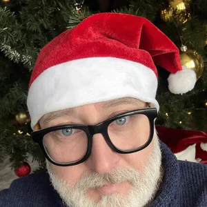 Bonnet de Noël en velours rouge avec bordure en peluche blanche, idéal pour fête.