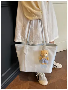 Minimalist women tote bag large capacity stylish shoulder bag casual commute daily use handbag detail.