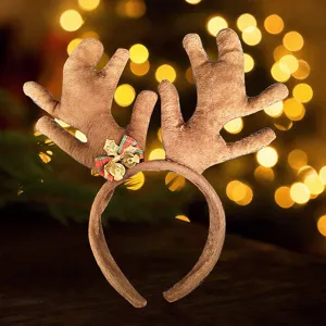 Détail de serre-tête bois de cerf de Noël avec des cornes en peluche marron et nœud.