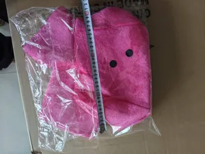 Detalle de tocado de dado de felpa rosa que muestra material suave para fiesta.