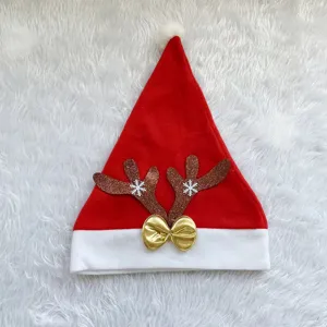 Gros plan sur le bonnet de Noel en peluche avec bois de renne pailletes et un beau noeud dore.