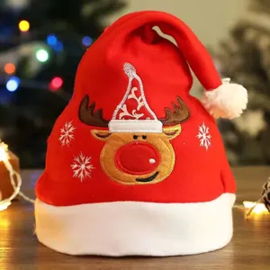 Bonnet de Noël en peluche avec broderie de renne, casquette de fête rouge et blanche pour vacances.