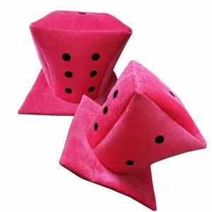 Detalle de cerca de sombrero de dado de felpa rosa, textura suave, accesorio para fiesta.
