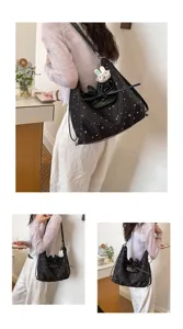 Sac cabas noir imprimé étoiles pour femme avec nœud et pendentif en peluche chic