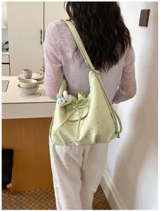Vue détaillée du sac cabas élégant imprimé étoiles avec nœud mignon et charm pendentif lapin.
