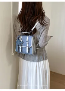 Vue détaillée du mini sac à dos en denim rétro avec pendentif étoile de mer et bordure argentée.