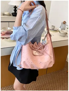 Vue détaillée du sac cabas rose imprimé d'étoiles avec nœud et charm lapin mignon.