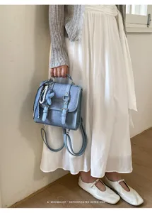 Mini sac à dos en denim bleu avec pendentif perle, sac rétro pour le quotidien et les déplacements.