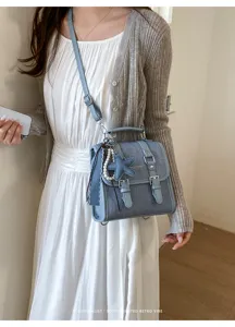 Sac à bandoulière en jean bleu avec pendentif étoile de mer élégant pour femmes.