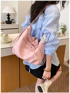 Sac cabas rose élégant avec imprimé étoile, nœud et pendentif lapin pour femmes actives.