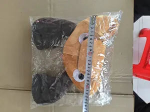 Vista detallada del divertido sombrero de peluche de alce y juego de patas, tocado de animal.