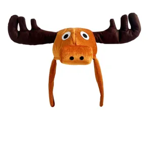 Vista detallada del divertido sombrero de peluche de alce marrón con grandes astas.