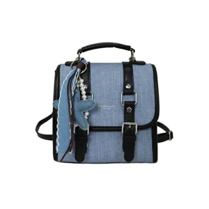 Sac à dos vintage en denim bleu pour femmes, cartable stylé en cuir avec charmant pendentif.