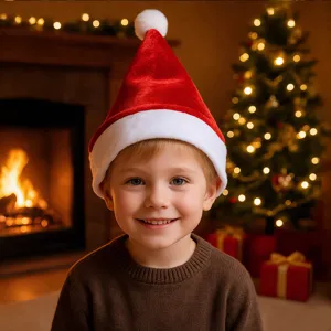 Bonnet de Noël en velours douillet pour enfants et adultes, idéal pour fêtes de fin d'année.