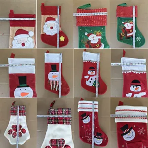 Vue detaillee de chaussette de Noel avec mesures, sac cadeau de cheminee de fete.