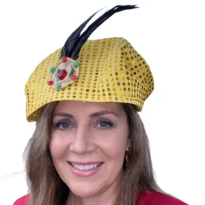 Sombrero de fiesta amarillo con lentejuelas, pluma y decoracion para tu disfraz.