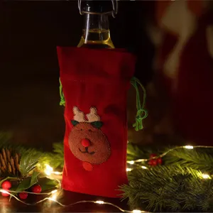 Kerst rode wijn fleshoes met schattig rendier pluche ontwerp, feestelijke tafeldecoratie.