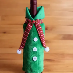 Kerst fleshoes detail, groene fleskleding met gebreide sjaal voor feestelijke tafeldecoratie.