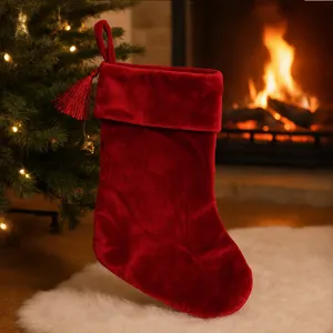 Chaussette de Noël en velours rouge, détail de décoration suspendue pour cheminée de fête.