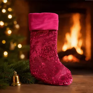 Chaussette de Noel en paillettes roses pour decoration de cheminee et sachet de cadeau.