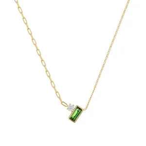 Gedetailleerde close-up van de groene baguette zirkoon hanger en de gesplitste ketting.