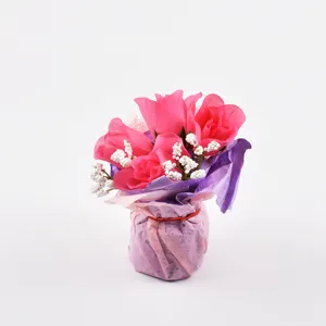 Detailaufnahme des rosa künstlichen Rosenstrauchs für Osterdeko, ideal als Tischornament.