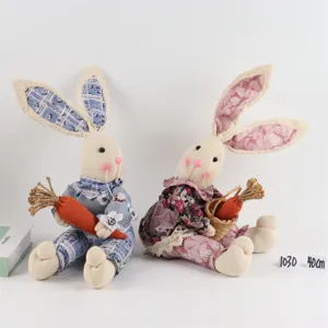 Paasei stoffen konijn pluche poppen ornament met wortel en mand, schattig decor.