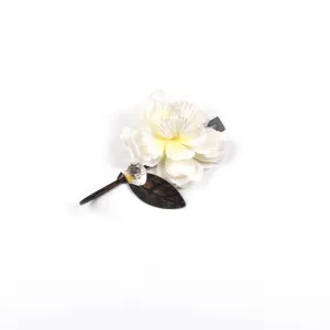 Elegante weiße Blumen-Haarspange mit Kristall-Akzent und dunklem Stiel für Damenmode.