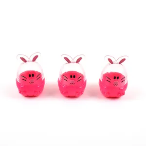 Nahaufnahme Detail von drei rosa Osterhasen geformten Kunststoffbehaeltern mit klaren Ohren.