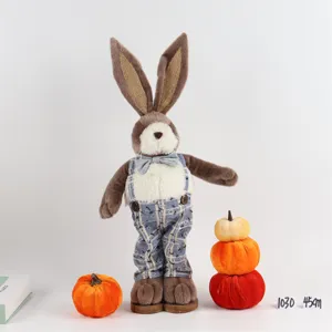 Paashaas pluche figuur met schattige tuinbroek en pompoendecoraties voor feestelijke decoratie.