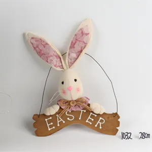 Mooie leuke paashaas wanddecoratie van stof houten bord voor lentesfeer feestelijke gelegenheid