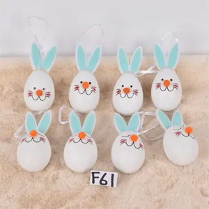 Ensemble d'ornements suspendus d'œufs de lapin de Pâques décoratifs en plastique.