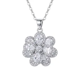 Elegante collar con colgante de flor giratoria y circonitas cúbicas brillantes.