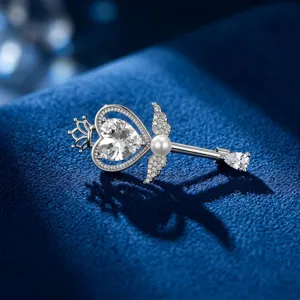 Detail van de prachtige schitterende hart en kroon broche met zirkonia en parel.