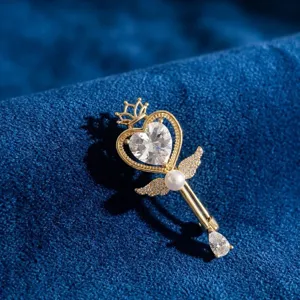 Close-up detail van de sprankelende kristallen hart kroon broche met vleugels en parel.
