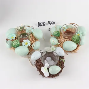 Paasei decoratieve rotan krans kaarsenstandaard set voor feestelijke huisdecoratie.