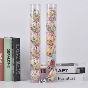 Oeufs de pâques décoratifs en plastique dans un tube transparent avec rubans vue