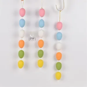 Stringhe pendenti di uova di Pasqua colorate, decorazioni finte per vetrina primaverile.