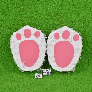 Décoration suspendue piñata patte de lapin de Pâques blanc et rose accessoire fête
