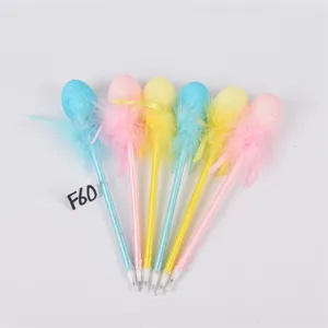 Penna a sfera con uovo di Pasqua decorativo piuma dettaglio primo piano colori pastello.