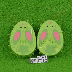 Gros plan détail de l'ornement suspendu de lapin en papier vert pour la décoration pascale.