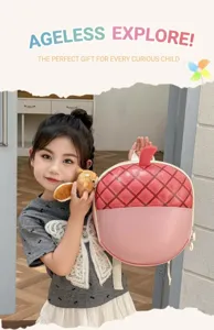 Dettaglio di un bambino con uno zaino in EVA rosa a forma di ghianda con scoiattolo