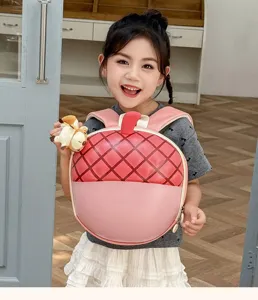 Simpatico zaino per bambini a forma di ghianda con un tenero peluche a forma di scoiattolo