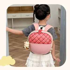 Vista dettagliata di uno zainetto rosa a forma di ghianda per bambini con un simpatico portachiavi