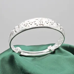 Vista dettagliata del bracciale placcato in argento con carattere cinese Fu inciso