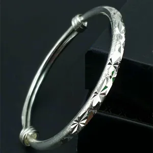 Dettaglio ravvicinato di un bracciale etnico argentato con trama a stelle vintage