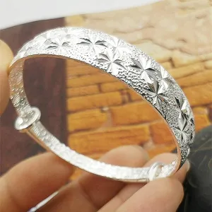 Dettaglio del bracciale retrò in argento Miao con motivi a stella testurizzati per donna
