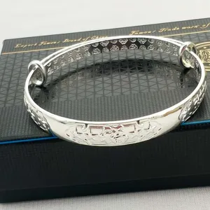 Dettaglio del bracciale vintage placcato in argento con carattere Fu inciso e fascia regolabile