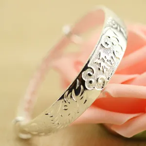 Dettaglio ravvicinato del bracciale etnico placcato argento con incisione tradizionale Fu